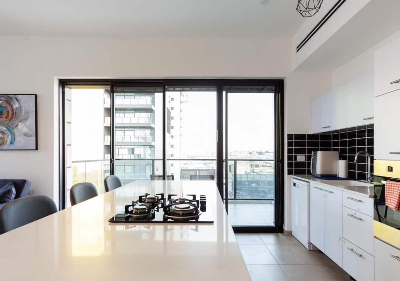 Oַ&O Group- Luxury Apt Tower Spectacular Sea View バト・ヤム エクステリア 写真
